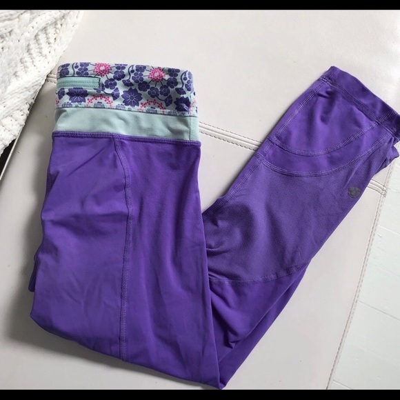 2 pairs Lululemon capris Size 4 - Picture 4 of 4